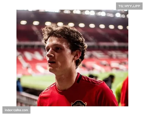 人物聚焦：曼联19岁青训中场获评四月最佳新秀，赛后落泪